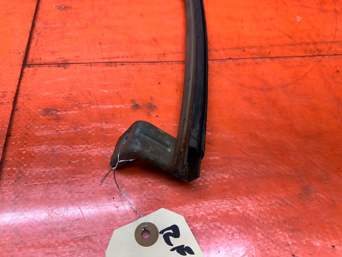 1994-2001 ACURA INTEGRA 2D PASSENGER RIGHT DOOR WINDOW RUN CHANNEL OEM #3495