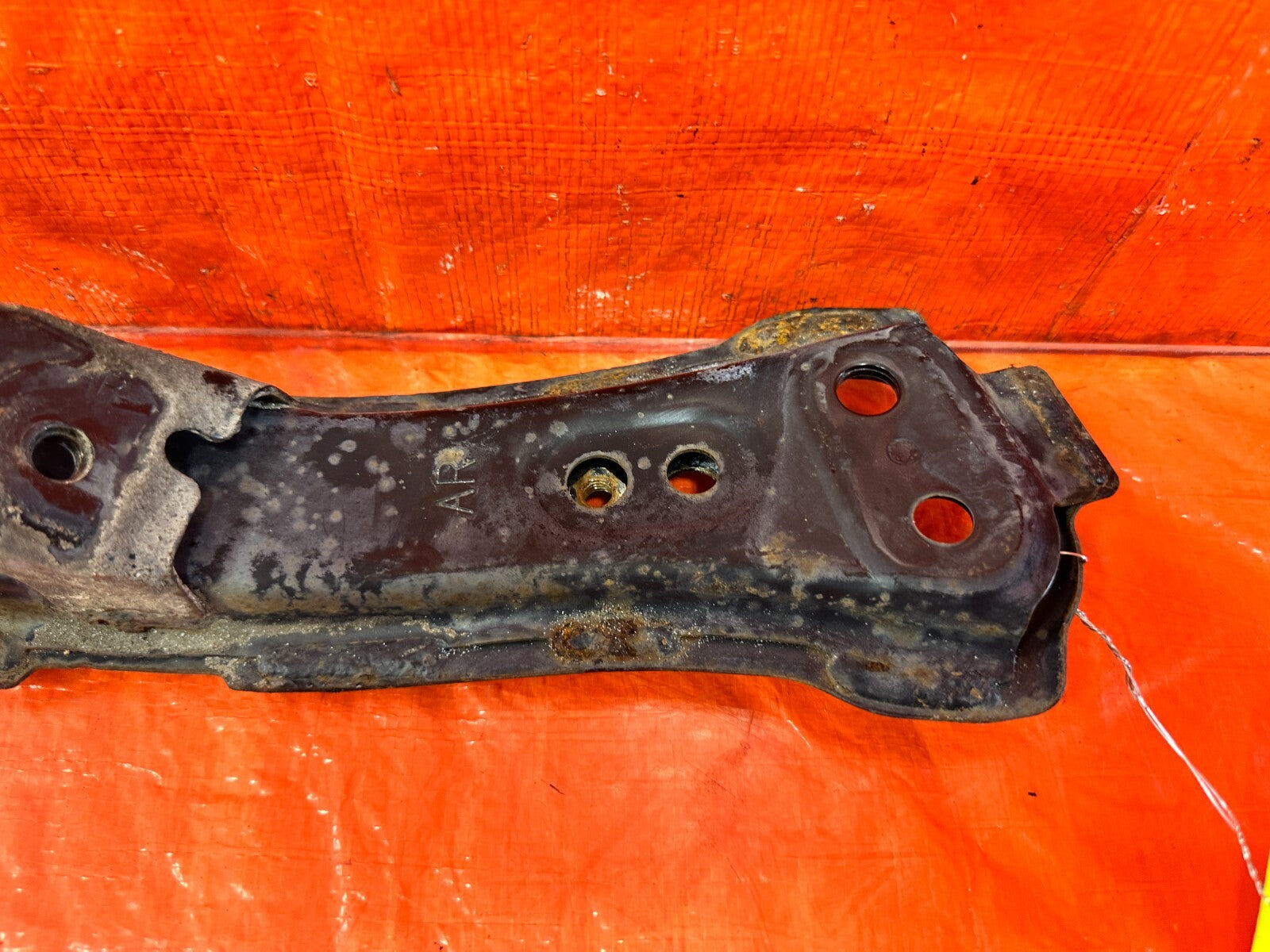 13 16 SCION FRS 17 20 86 13 20 BRZ RIGHT SUBFRAME SWAY BAR BRACKET OEM 2932