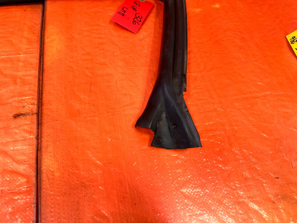 13 16 HYUNDAI GENESIS COUPE   DRIVER LEFT FRONT   UPPER WEATHER STRIP   OEM 3264