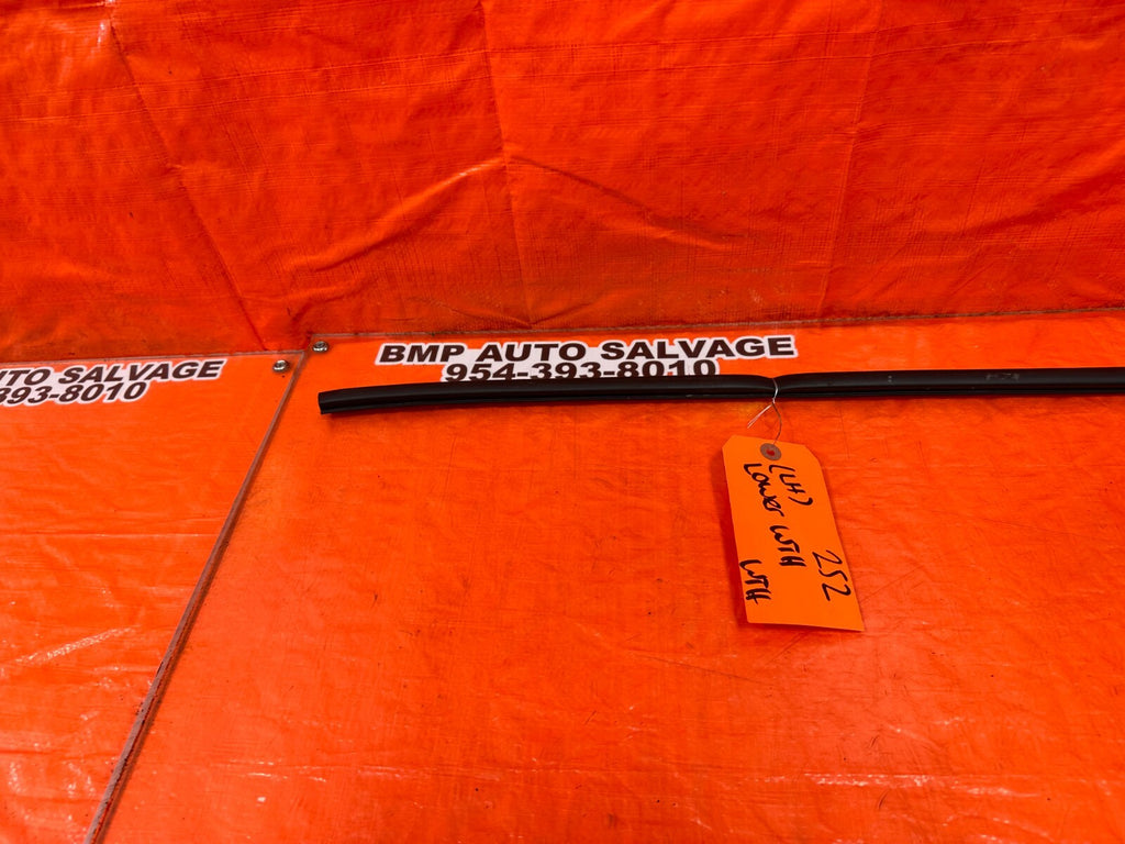 97 01 HONDA PRELUDE   DRIVER LEFT LOWER DOOR WEATHER STRIP SEAL   OEM #2527