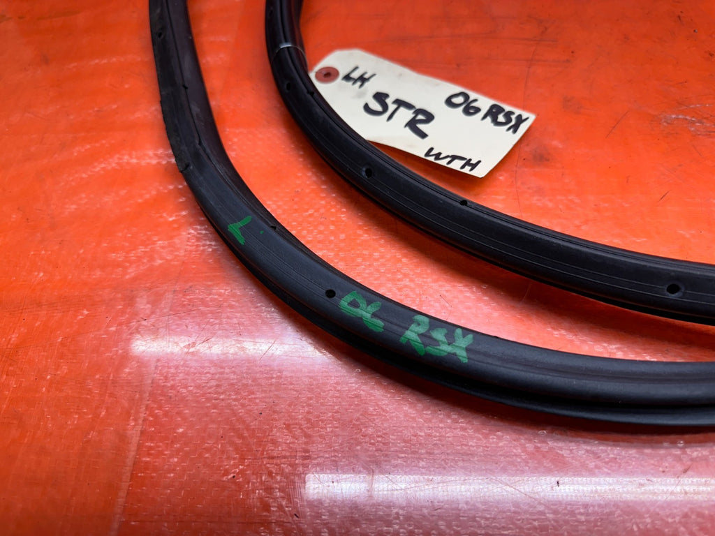 02 06 ACURA RSX LEFT DRIVER DOOR CHASSIS WEATHERSTRIP SEAL OEM #06RSX15