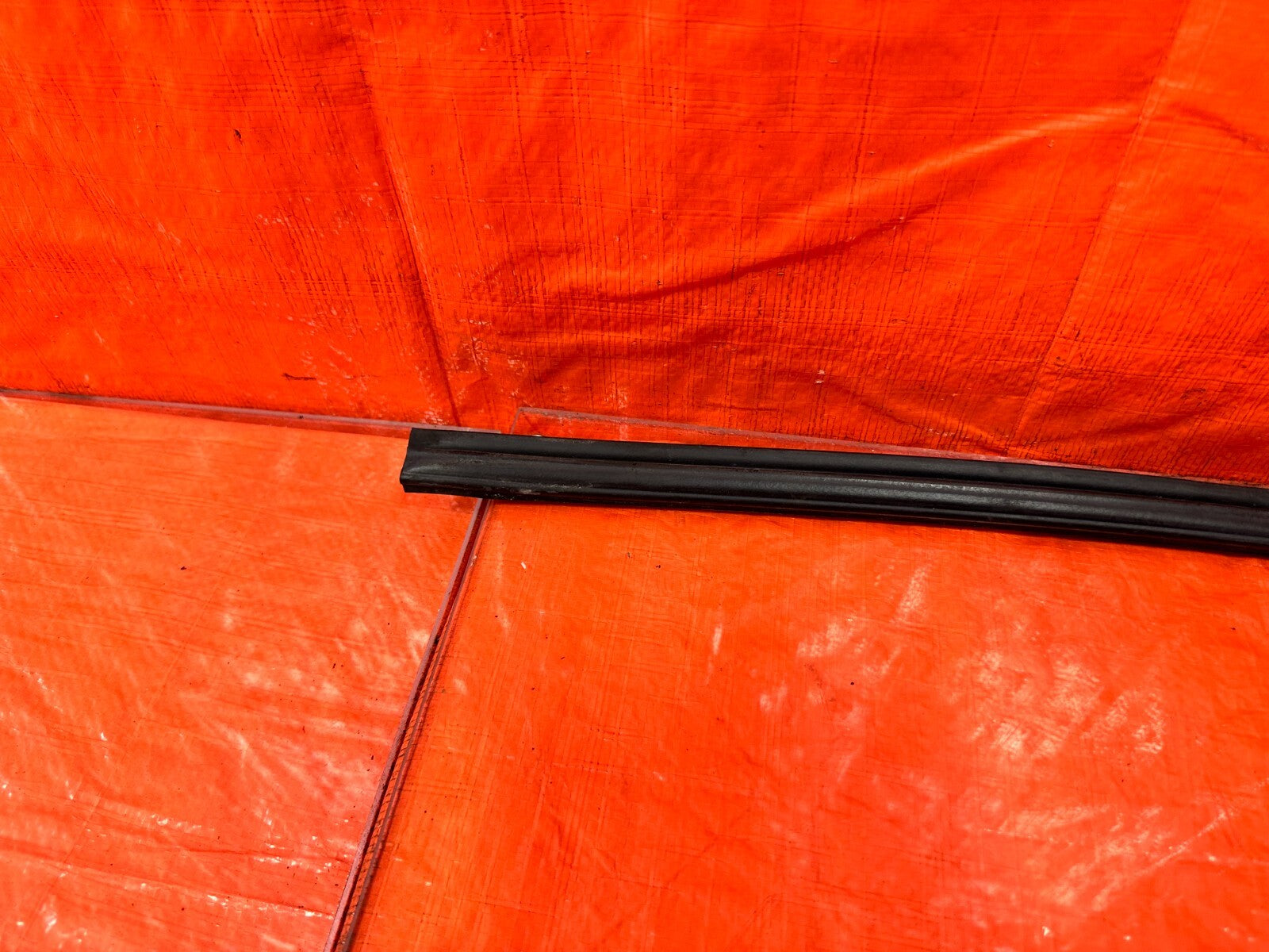 94 01 ACURA INTEGRA 2D   PASSENGER RIGHT TOP OF DOOR WEATHER STRIP OEM #2818