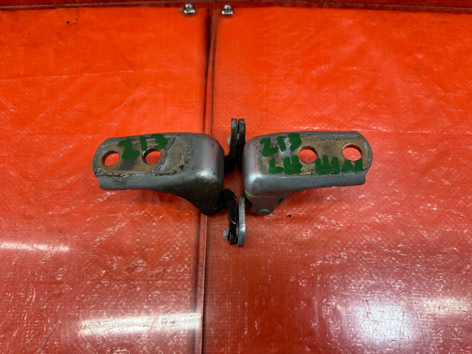 02 05 HONDA CIVIC SI EP3 HATCHBACK DOOR HINGE SET UPPER & LOWER   LEFT   OEM 2139