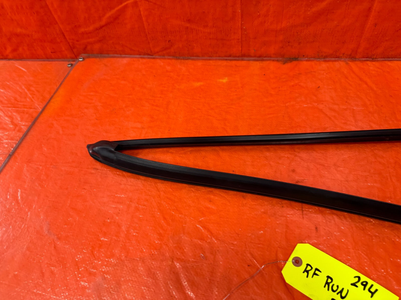 93 97 HONDA DEL SOL   PASSENGER RIGHT FRONT WINDOW GLASS RUN CHANNEL   OEM #2945
