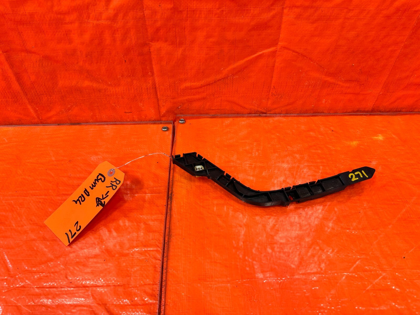 02 06 ACURA RSX   PASSENGER RIGHT REAR BUMPER BRACKET RETAINER CLIP   OEM #2710