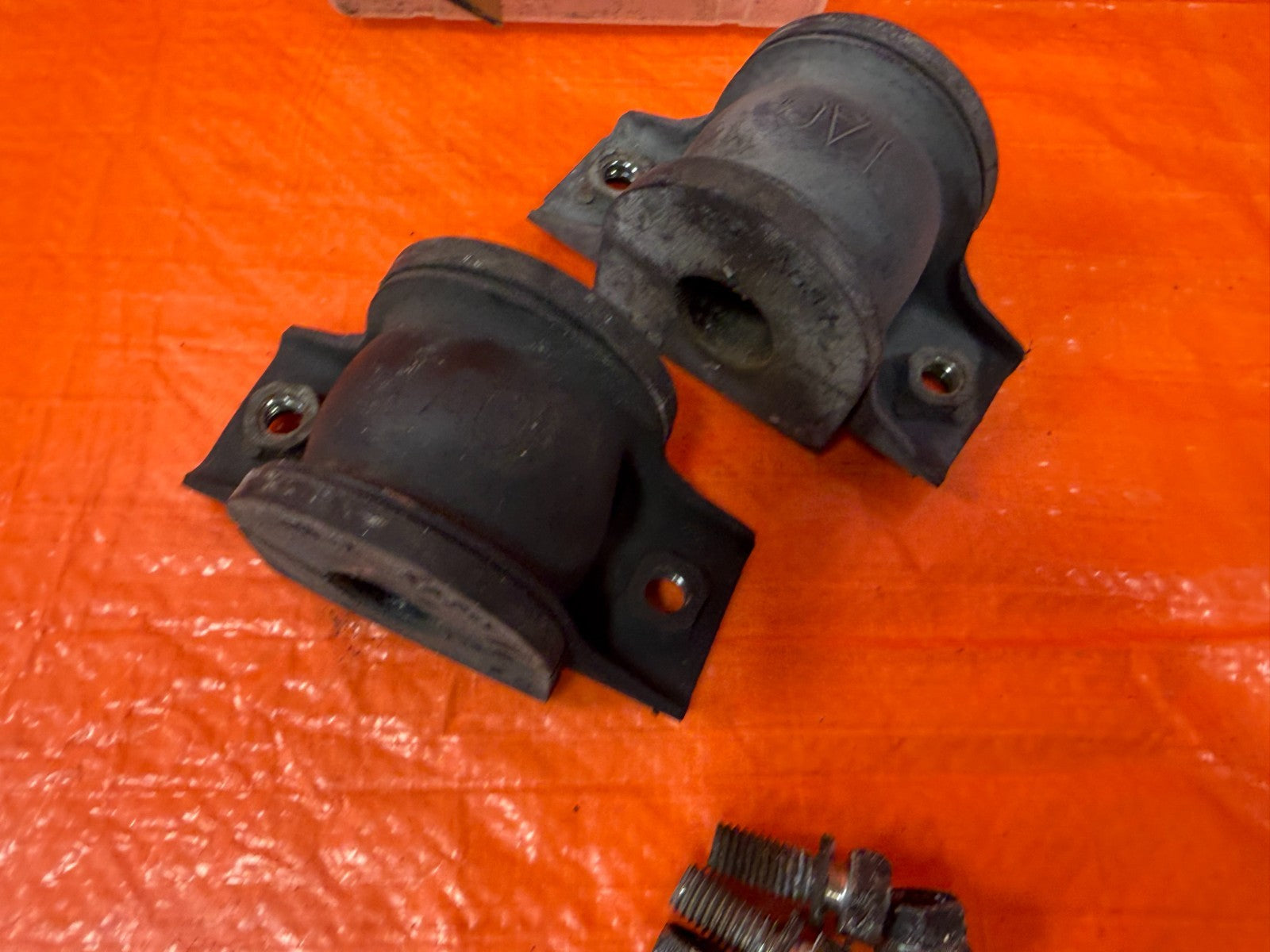 04 08 ACURA TSX   LEFT & RIGHT REAR SWAY BAR BRACKETS & BUSHINGS   OEM #3214