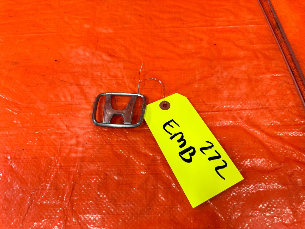 93 97 HONDA DEL SOL   HONDA EMBLEM   MATCH PART # 75701 SR4   OEM #2720