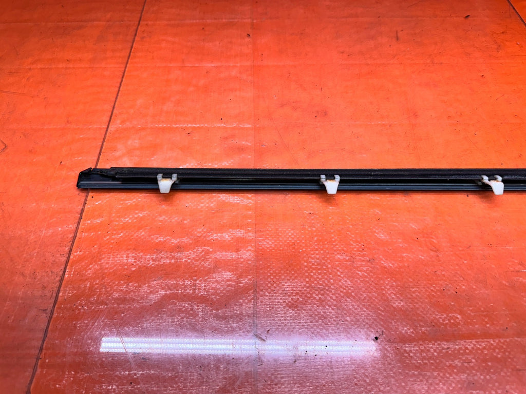 94 01 ACURA INTEGRA 2D LEFT DRIVER DOOR WINDOW GLASS TRIM OEM #33111