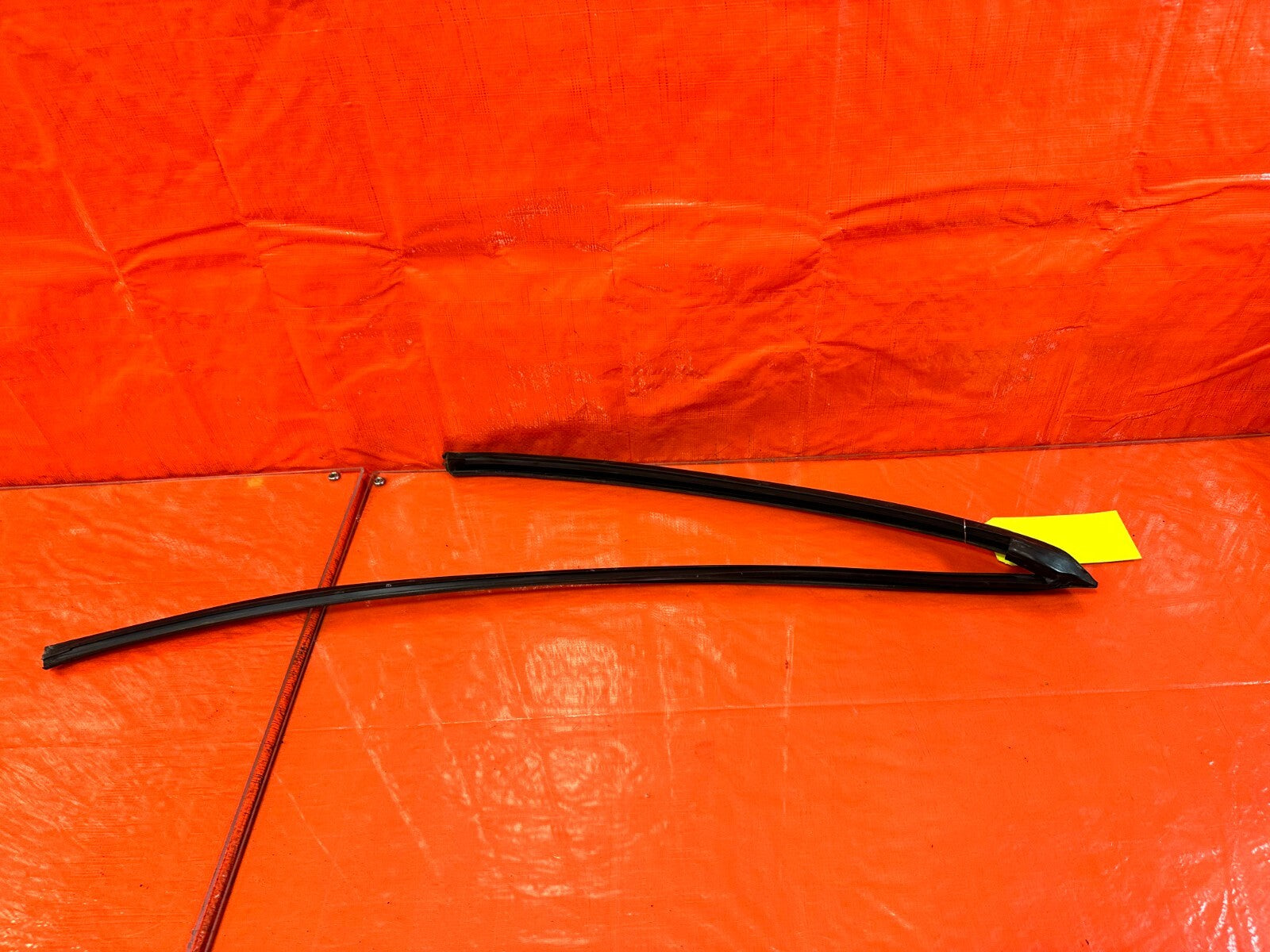 93 97 HONDA DEL SOL   PASSENGER RIGHT FRONT WINDOW GLASS RUN CHANNEL   OEM #2725