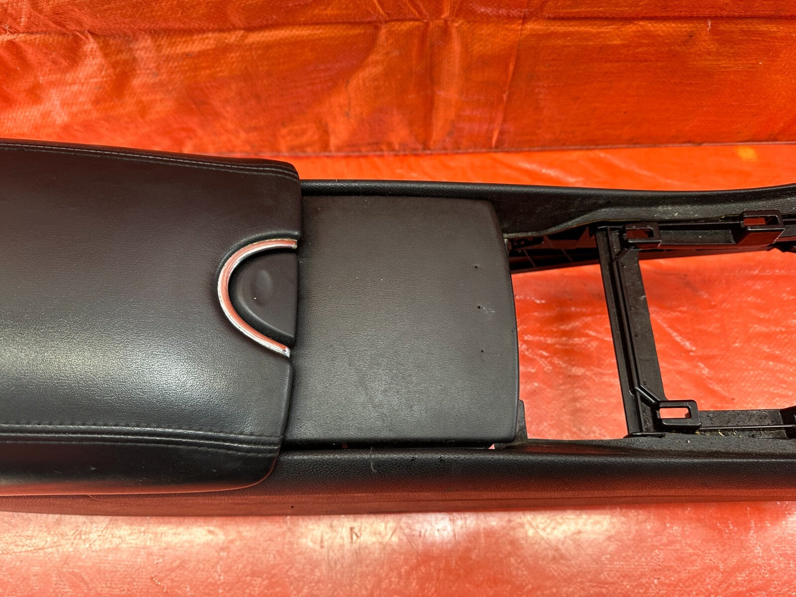 09 13 INFINITI G37 SEDAN   ARM REST / CENTER CONSOLE STORAGE COMPARTMENT OEM 2382