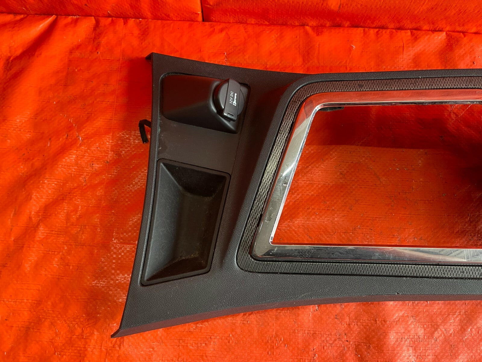 11 14 DODGE CHALLENGER 5.7L R/T AUTOMATIC   INTERIOR SHIFTER CONSOLE CUP HOLDER8