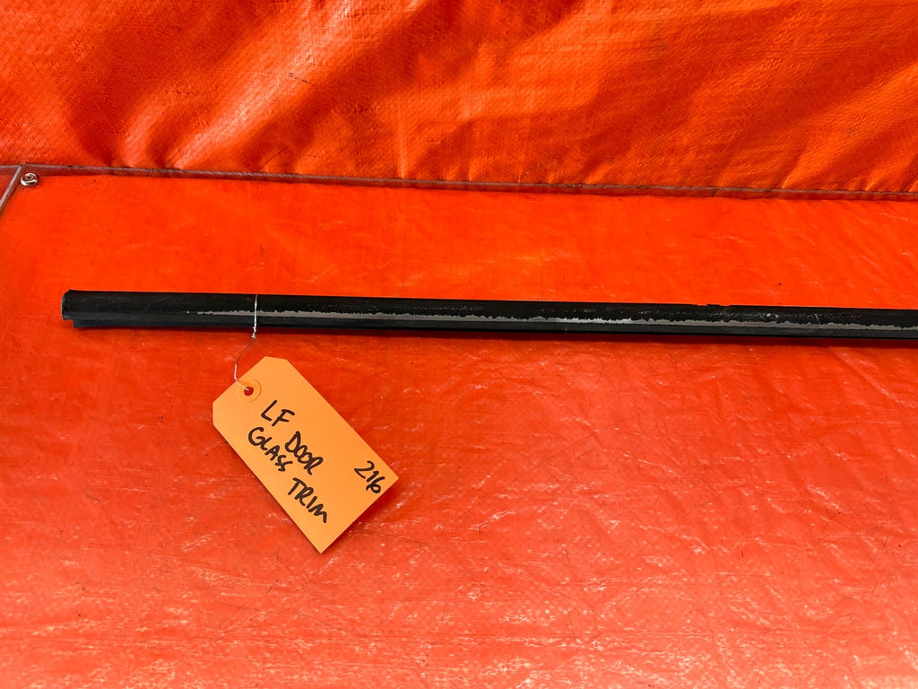 02 05 HONDA CIVIC SI EP3 HATCH   RIGHT FRONT EXTERIOR WINDOW GLASS TRIM OEM #2167