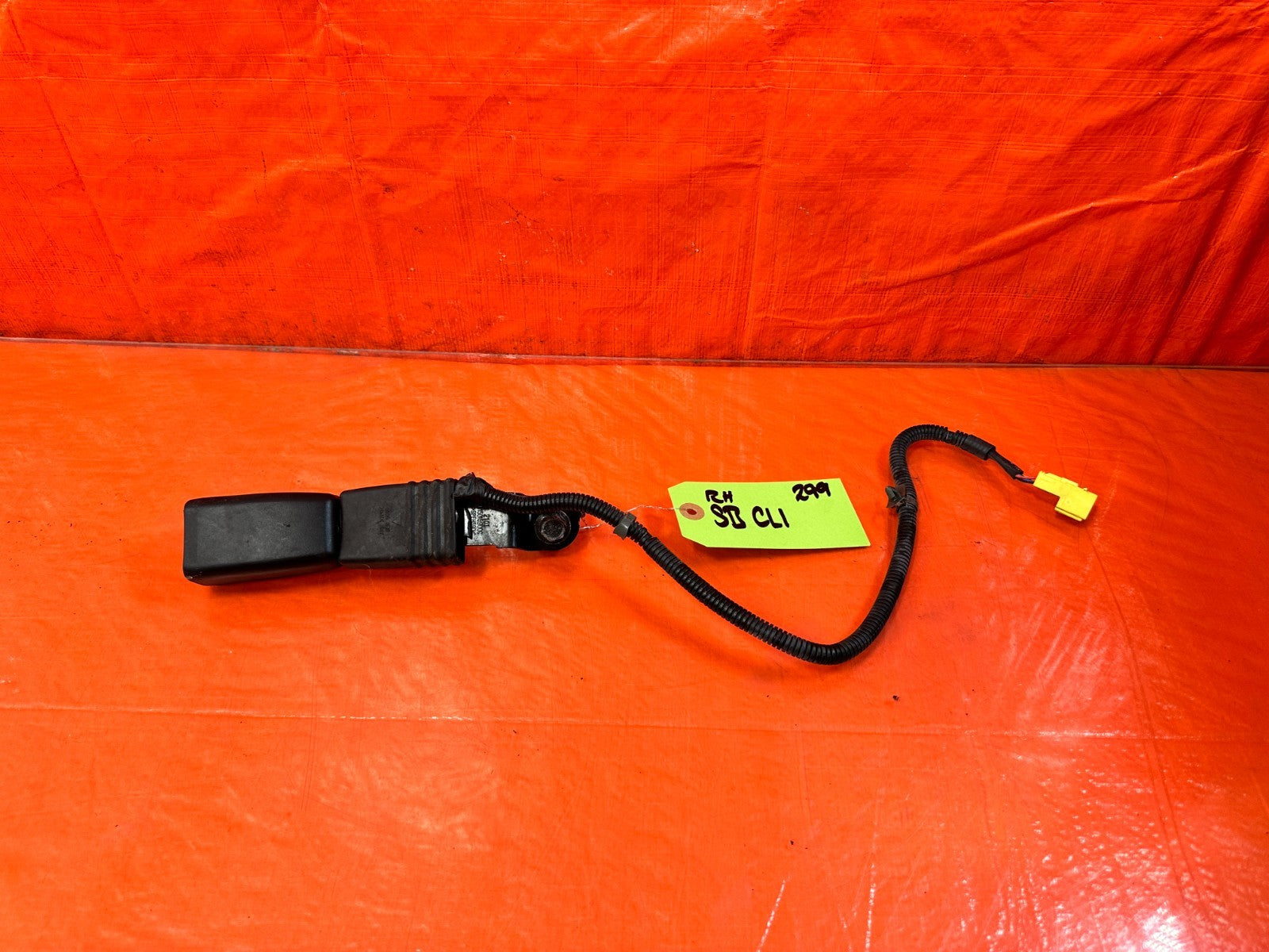 10 16 HYUNDAI GENESIS COUPE   PASSENGER RIGHT FRONT SEAT BELT CLIP BUCKLE OEM 990