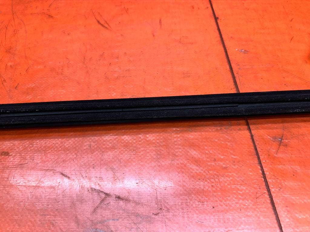 2016-2020 INFINITI Q60 COUPE PASSENGER RIGHT DOOR GLASS TRIM MOLD OEM #20Q6010