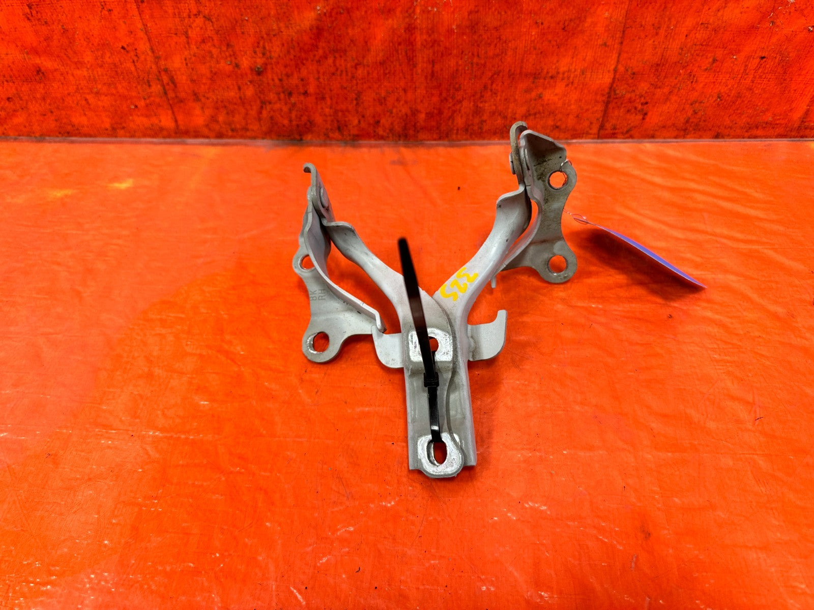 13 16 HYUNDAI GENESIS COUPE   LEFT & RIGHT HOOD HINGES   OEM 3262