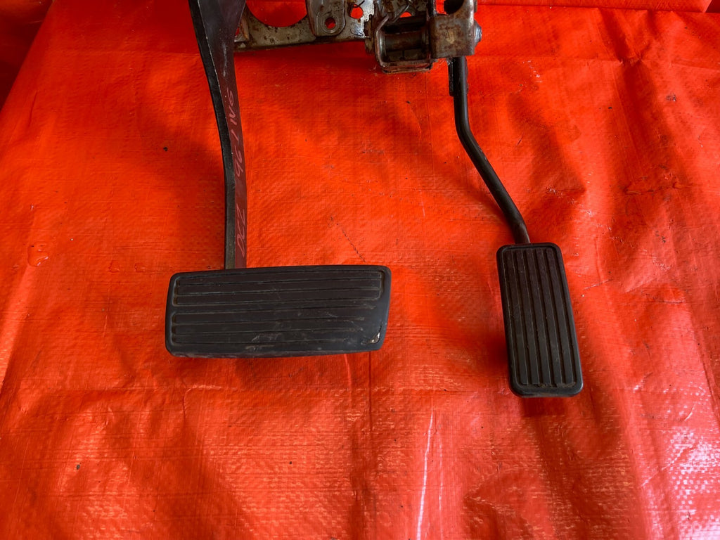 94 01 ACURA INTEGRA   AUTOMATIC TRANSMISSION MODEL   GAS AND BRAKE PEDAL SET OEM2