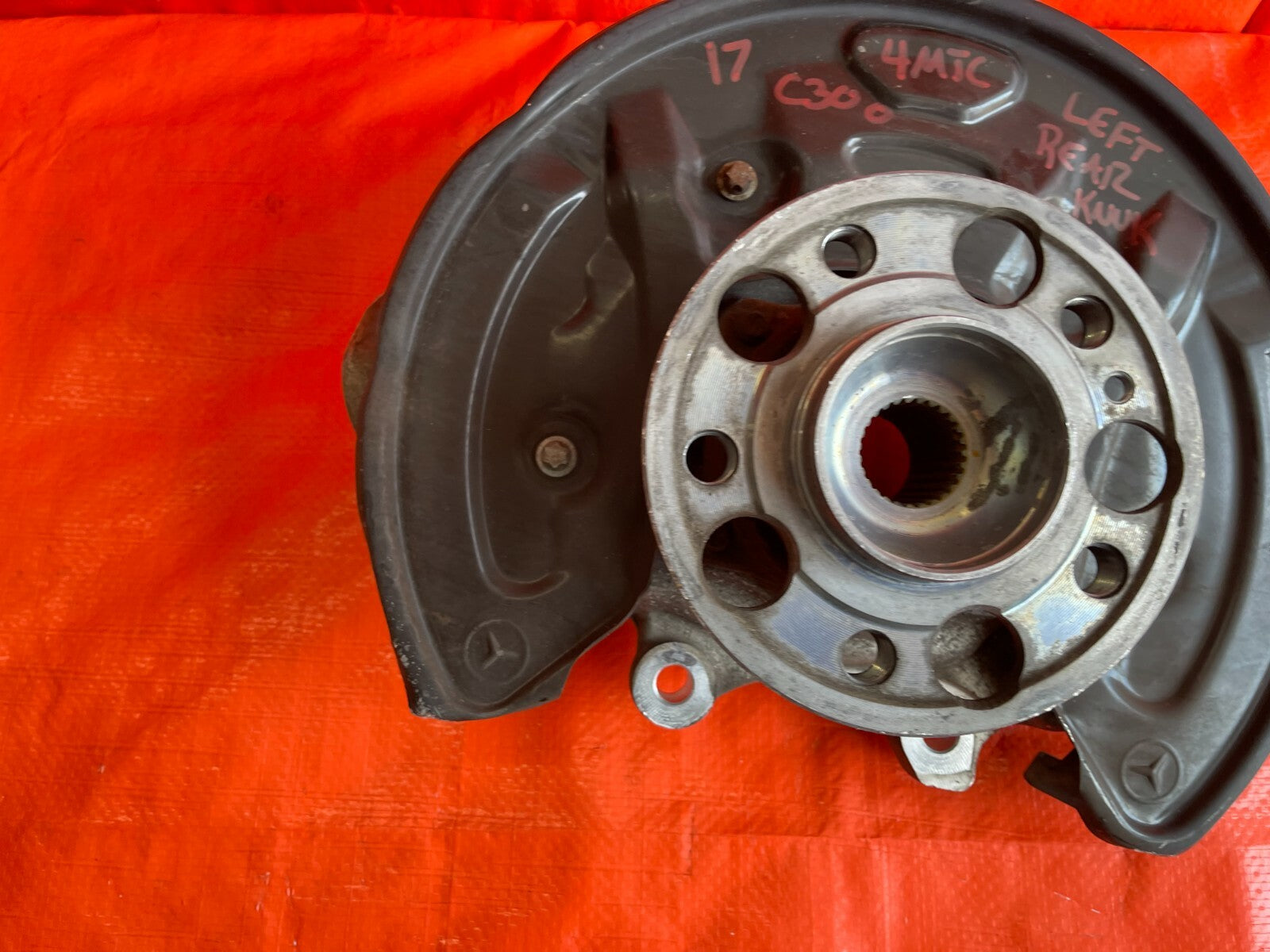15 20 MERCEDES BENZ C300 W205 4MATIC / DRIVER LEFT REAR SPINDLE KNUCKLE HUB OEM 6