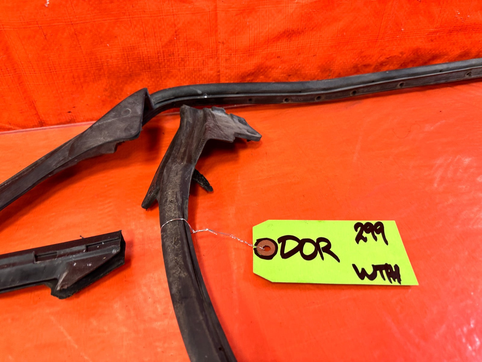 10 16 HYUNDAI GENESIS COUPE   DRIVER LEFT DOOR WEATHER STRIP RUBBER SEAL GASKET9