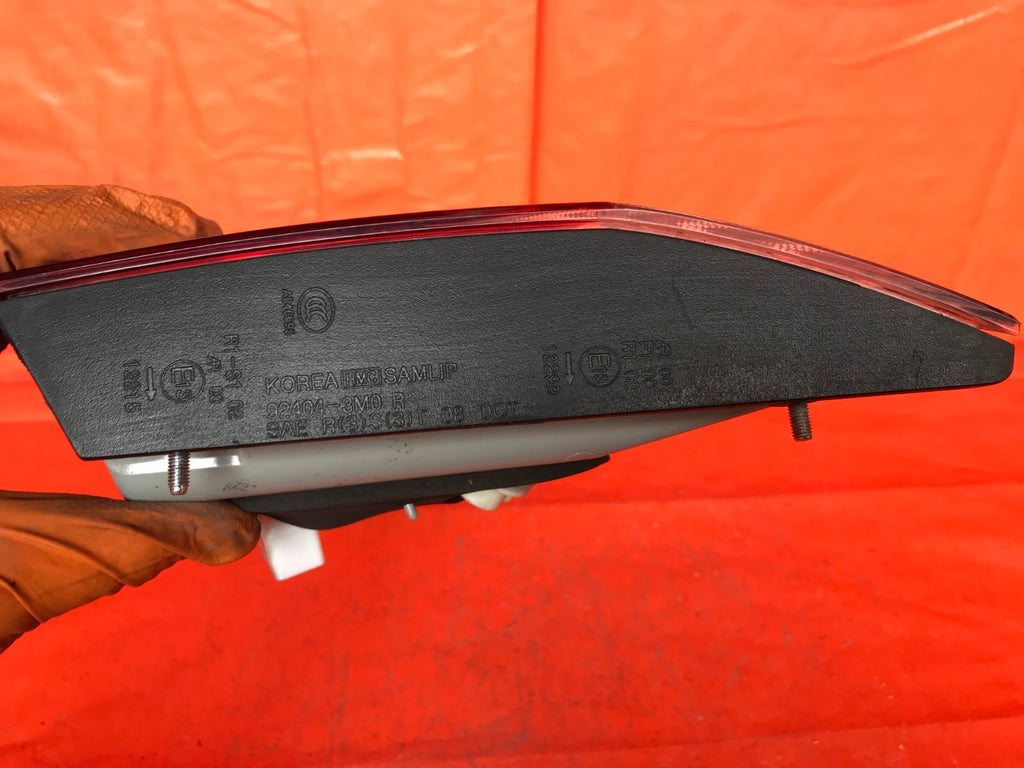 OEM 2009 2010 2011 HYUNDA GENESIS SEDAN PASSENGER RIGHT INNER TRUNK TAIL LIGHT6