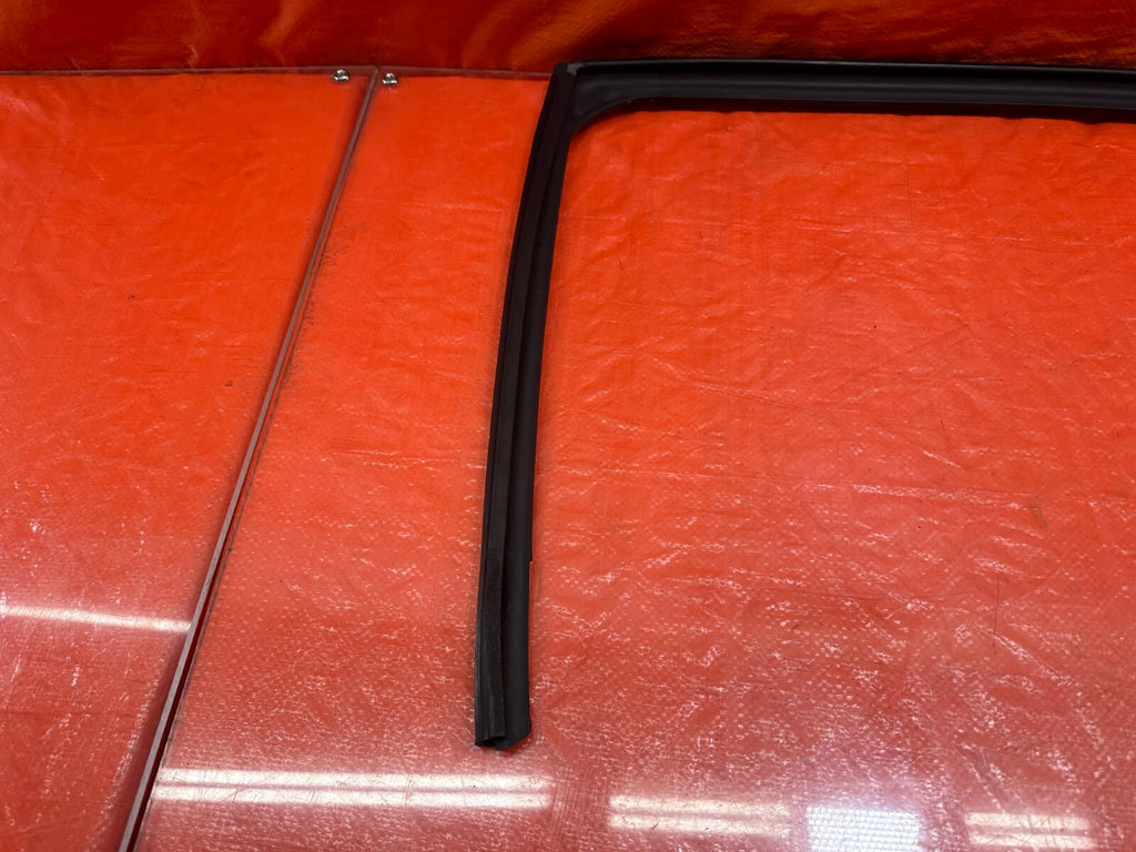 04 08 ACURA TSX   DRIVER LEFT REAR WINDOW GLASS RUN CHANNEL   OEM #20512