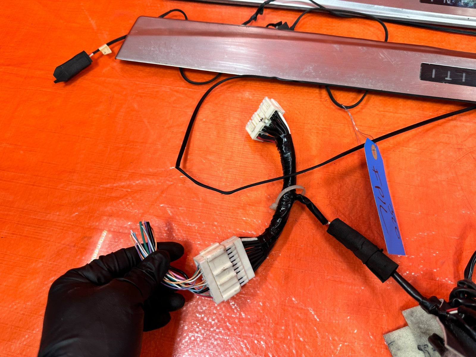 08 15 INFINITI G37 Q60 COUPE   ILLUMINATING FLOOR PILLARS W/ PLUG N PLAY HARNESS10