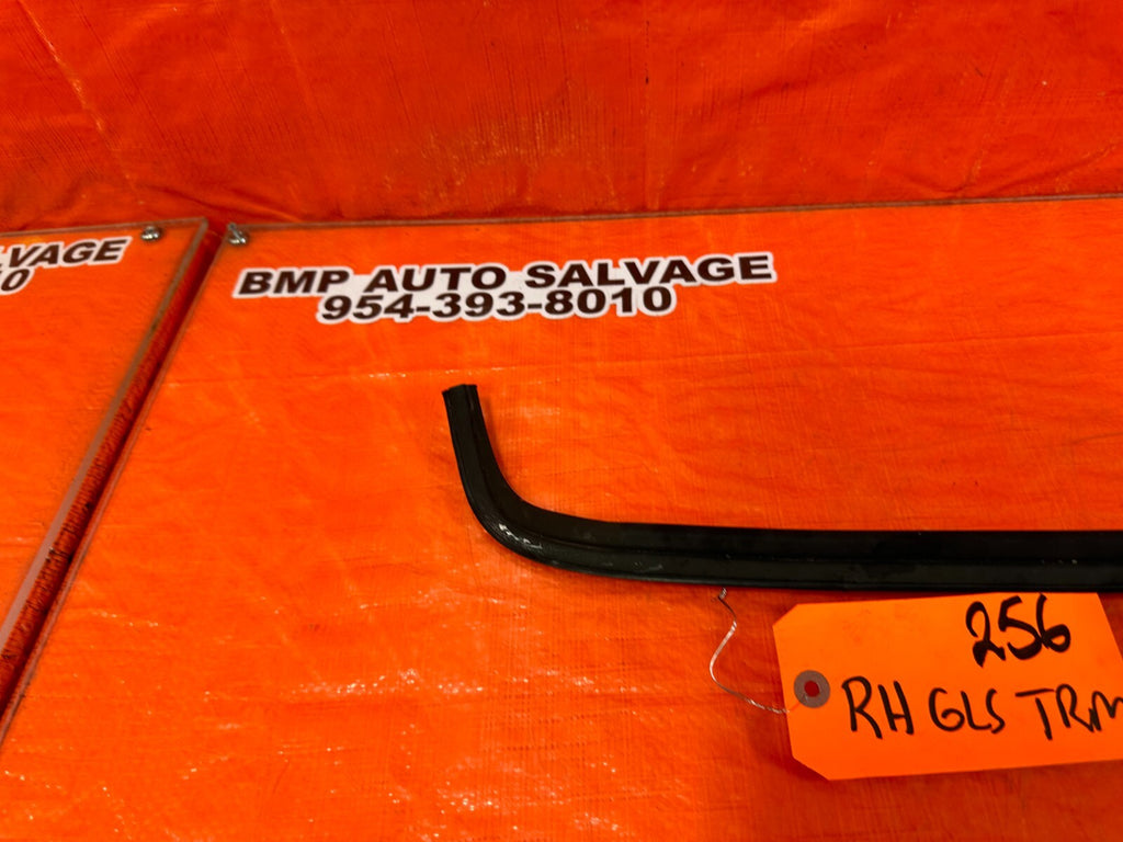 93 97 HONDA DEL SOL   PASSENGER RIGHT WINDSHIELD TRIM   OEM FACTORY #2565