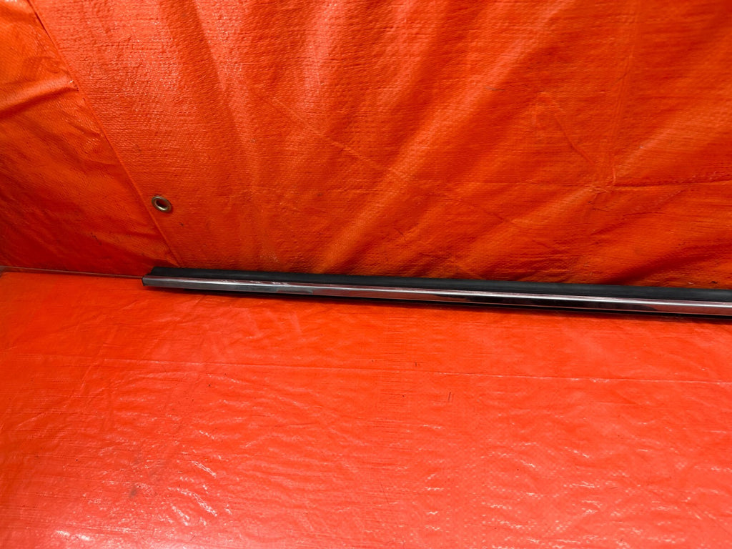 08 15 INFINITI G37 Q60 COUPE EXTERIOR DOOR WINDOW GLASS TRIM RIGHT SIDE OEM #2324