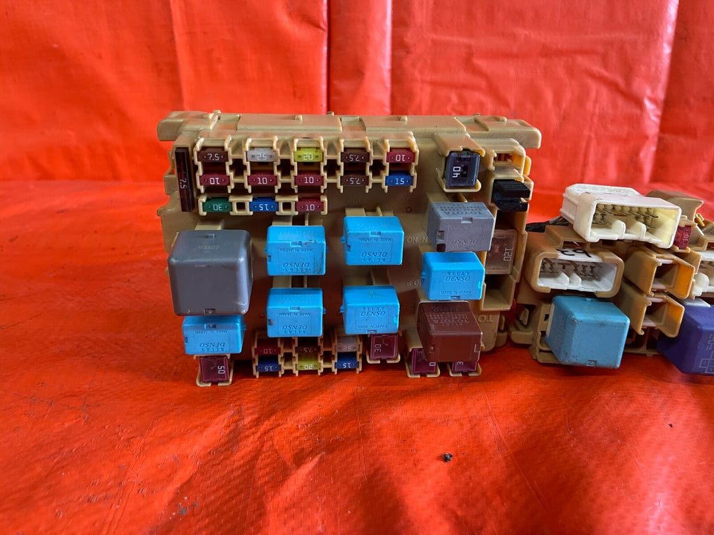 2003 03 TOYOTA CELICA   GT S   UNDER HOOD ENGINE BAY FUSE BOX PANEL   OEM OE1