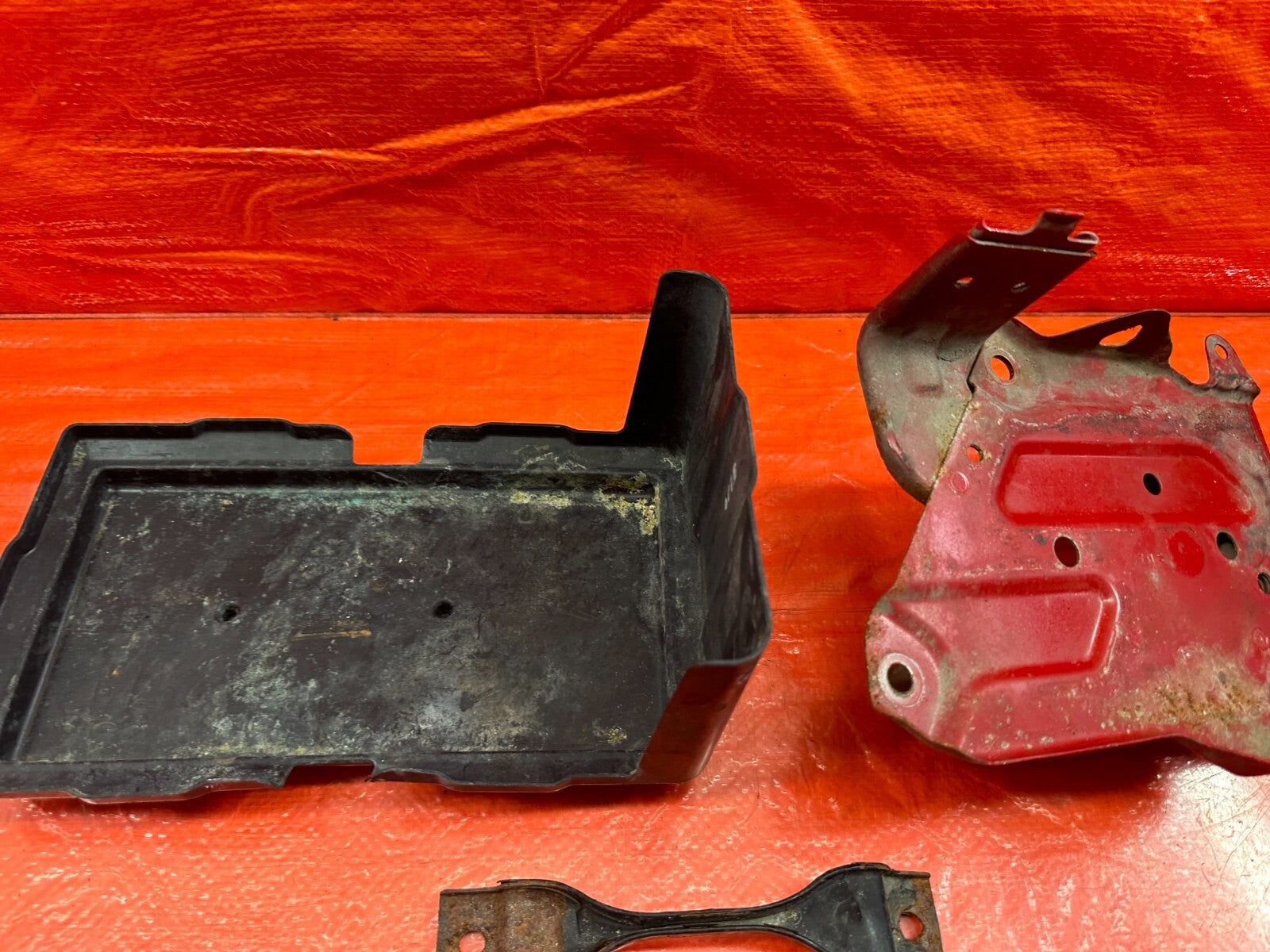 06 11 HONDA CIVIC   BATTERY TRAY AND PLASTIC COMBO   OEM OE #2048