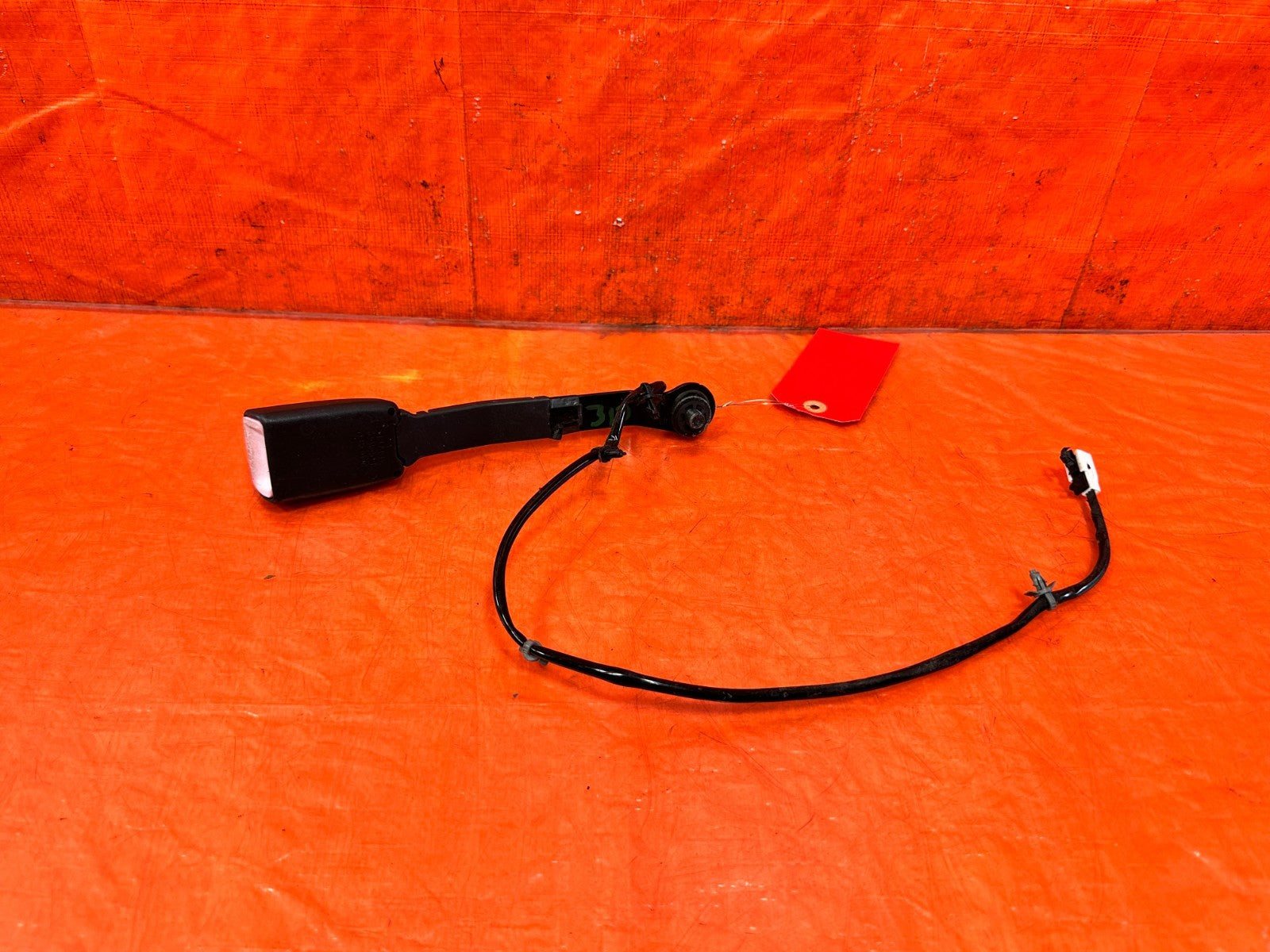 INFINITI G37 CONVERTIBLE   PASSENGER RIGHT FRONT SEAT BELT CLIP BUCKLE OEM 3101