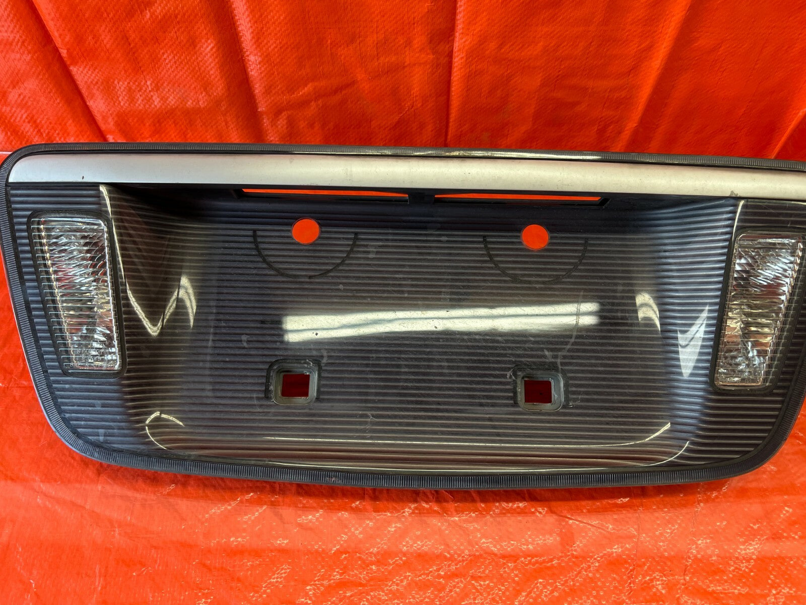 04 06 ACURA TL   REAR TRUNK LID LICENSE PLATE HOLDER TRIM W/ LIGHTS   OEM #1075