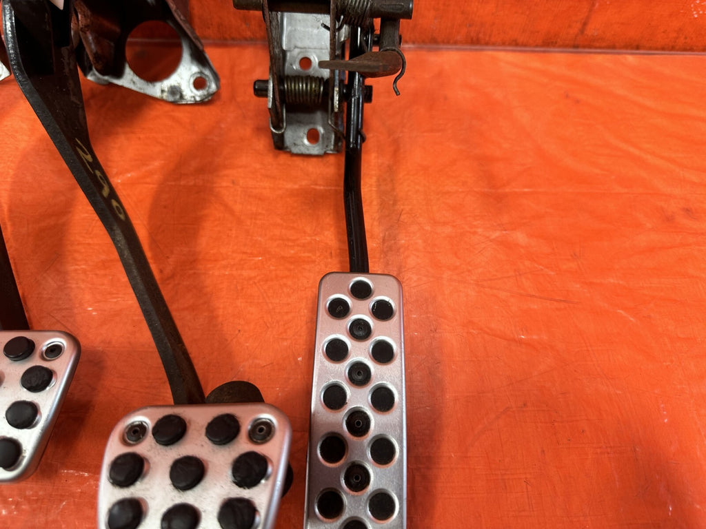 00 05 HONDA S2000   PEDAL SET   GAS BRAKE & CLUTCH PEDALS W ALL SENSORS OEM #2902