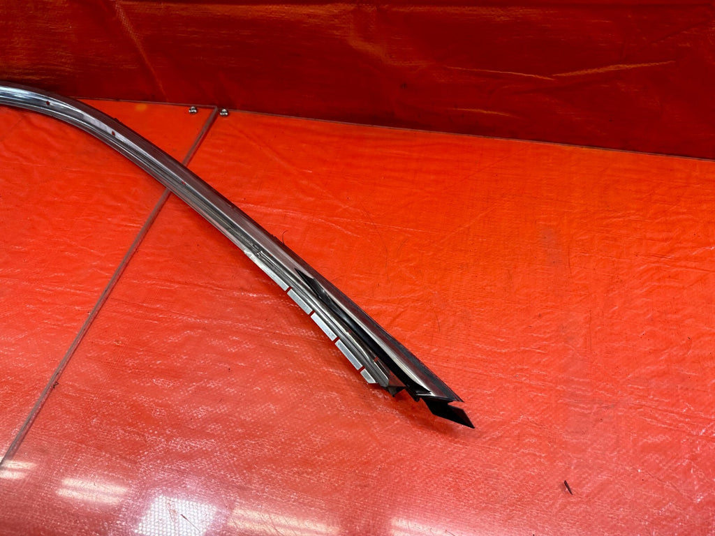 98 01 ACURA INTEGRA SEDAN   PASSENGER RIGHT GLASS TRIM DRIP AND RETAINER OEM 2291