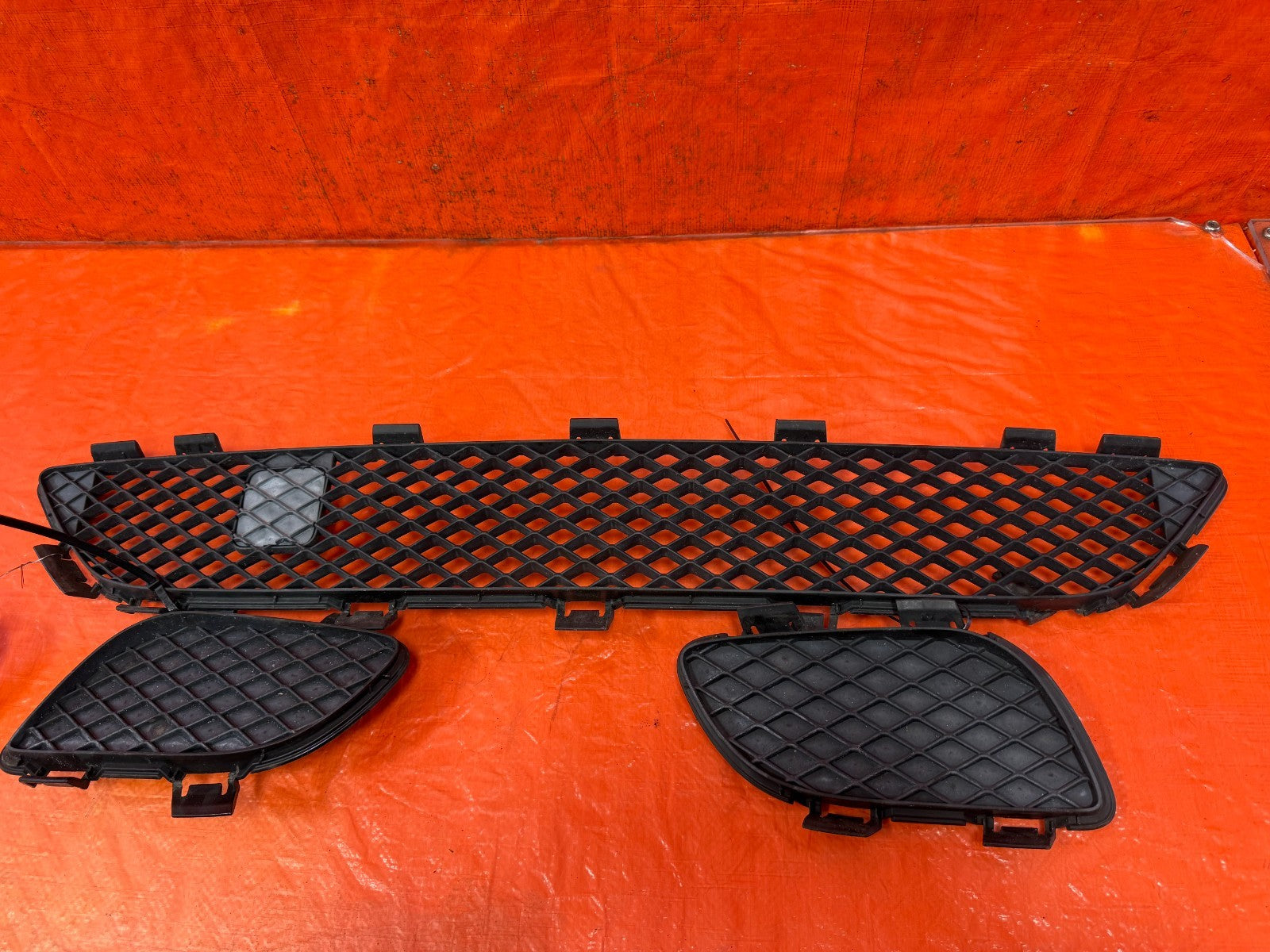 08 10 INFINITI G37 2D COUPE   SPORT MODEL   FRONT BUMPER LOWER GRILLE   OEM 3285