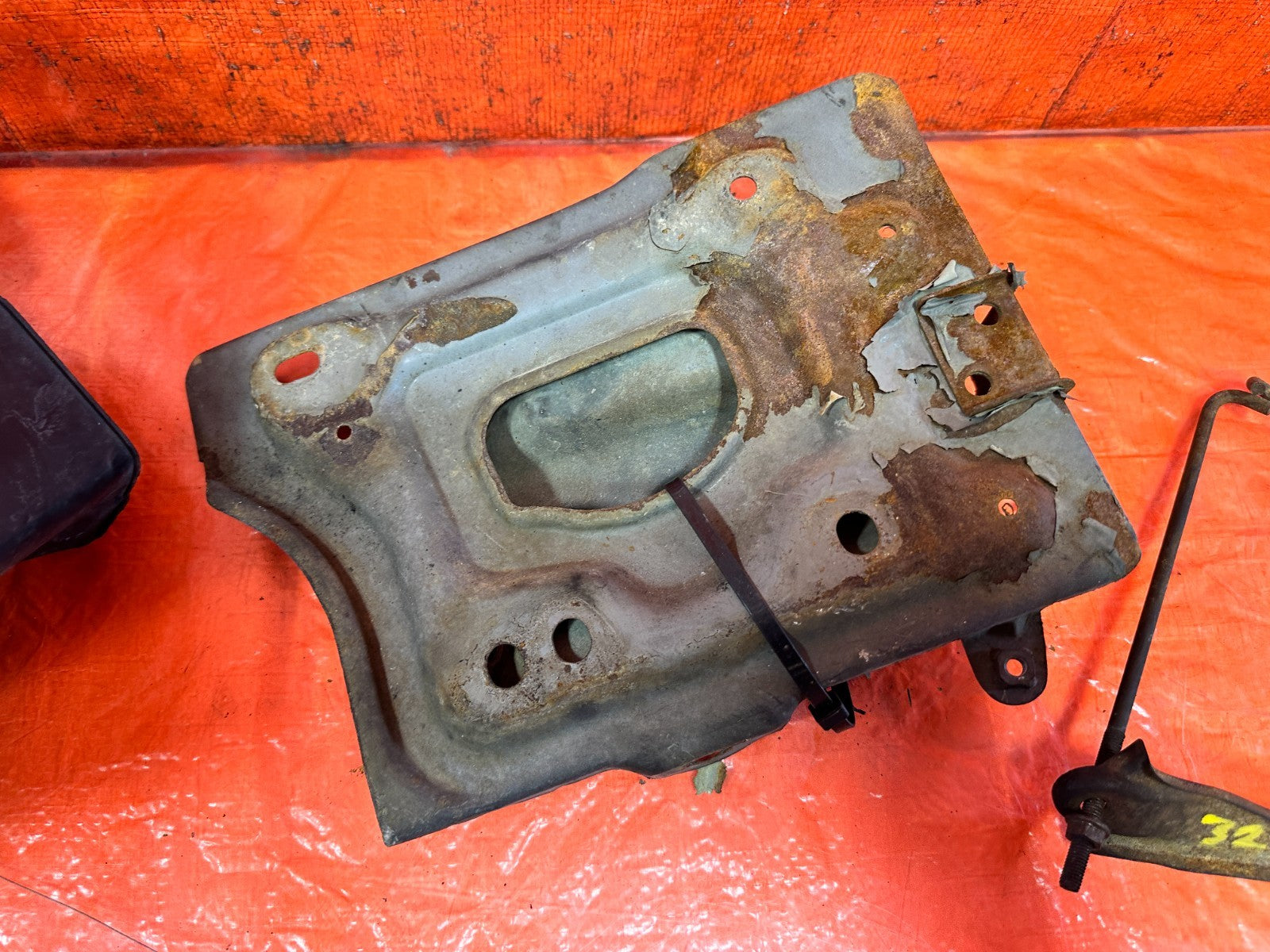 92 01 HONDA PRELUDE   BATTERY TRAY W/ MOUNTING BRACKET   OEM #3236