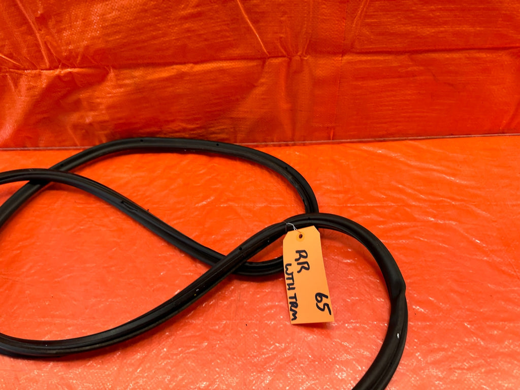 10 16 PORSCHE PANAMERA PASSENGER RIGHT REAR DOOR WEATHER STRIP RUBBER   OEM #655