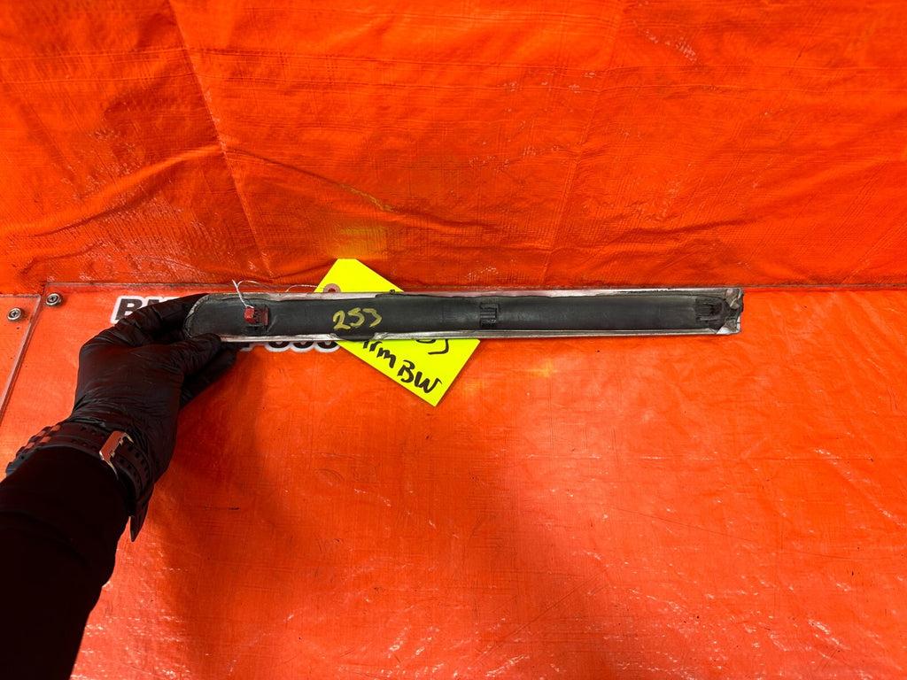 94 01 ACURA INTEGRA 2D   PASSENGER RIGHT REAR QUARTER PANEL SIDE MOLDING OEM 2535