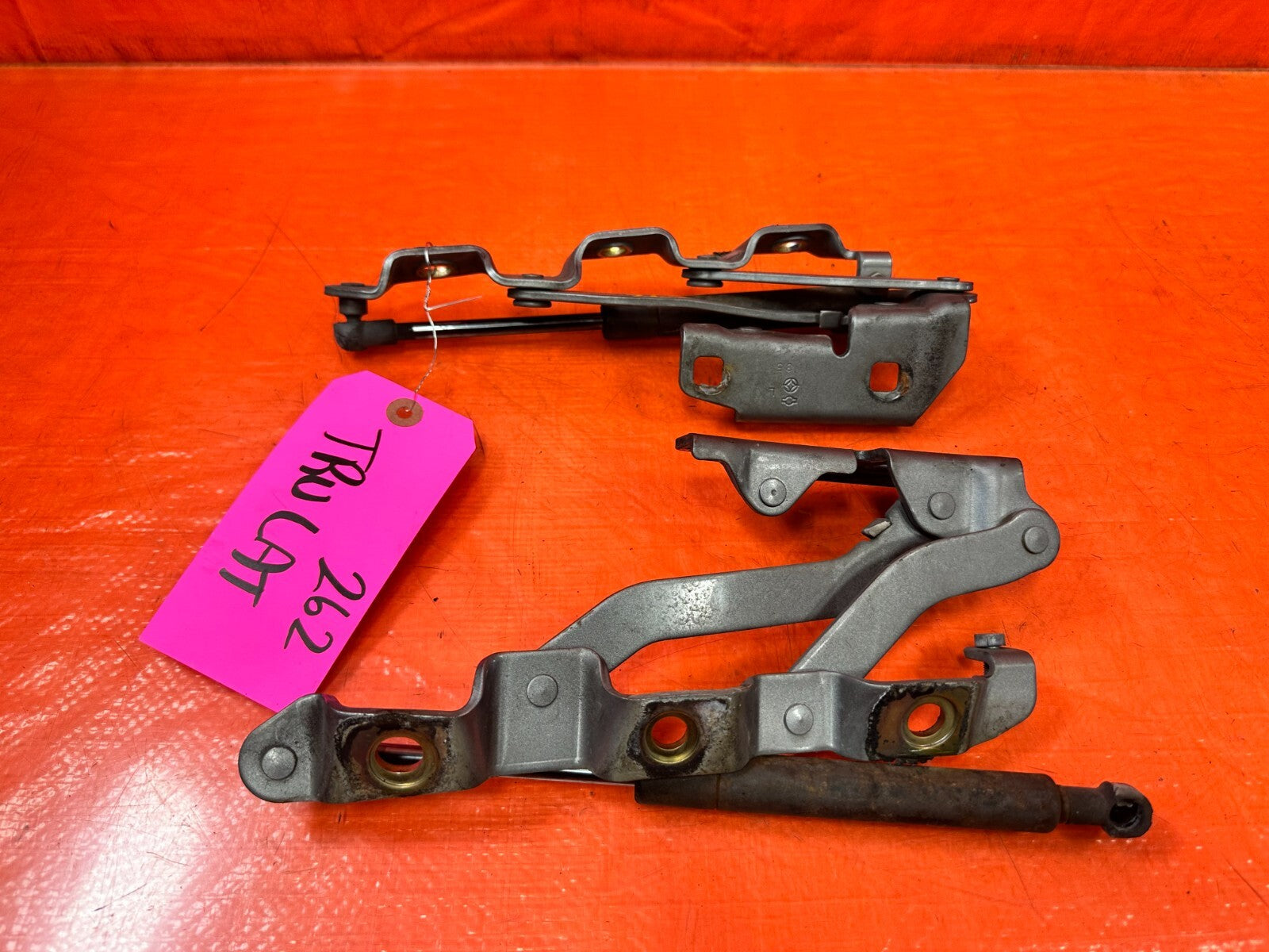 04 08 NISSAN 350Z CONVERTIBLE   LEFT AND RIGHT TRUNK HINGES   OEM FACTORY #2620