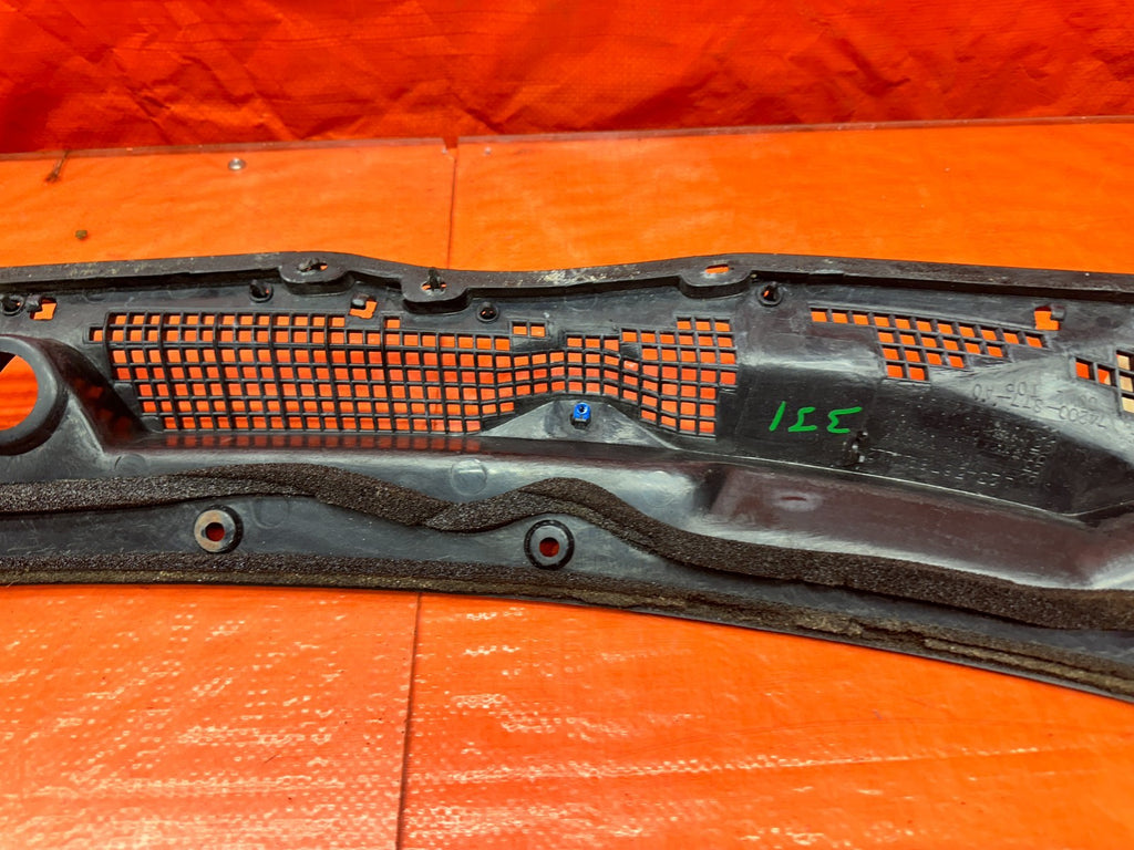 94 01 ACURA INTEGRA FRONT WINDSHIELD WIPER COWL PLASTIC TRIM OEM #33111