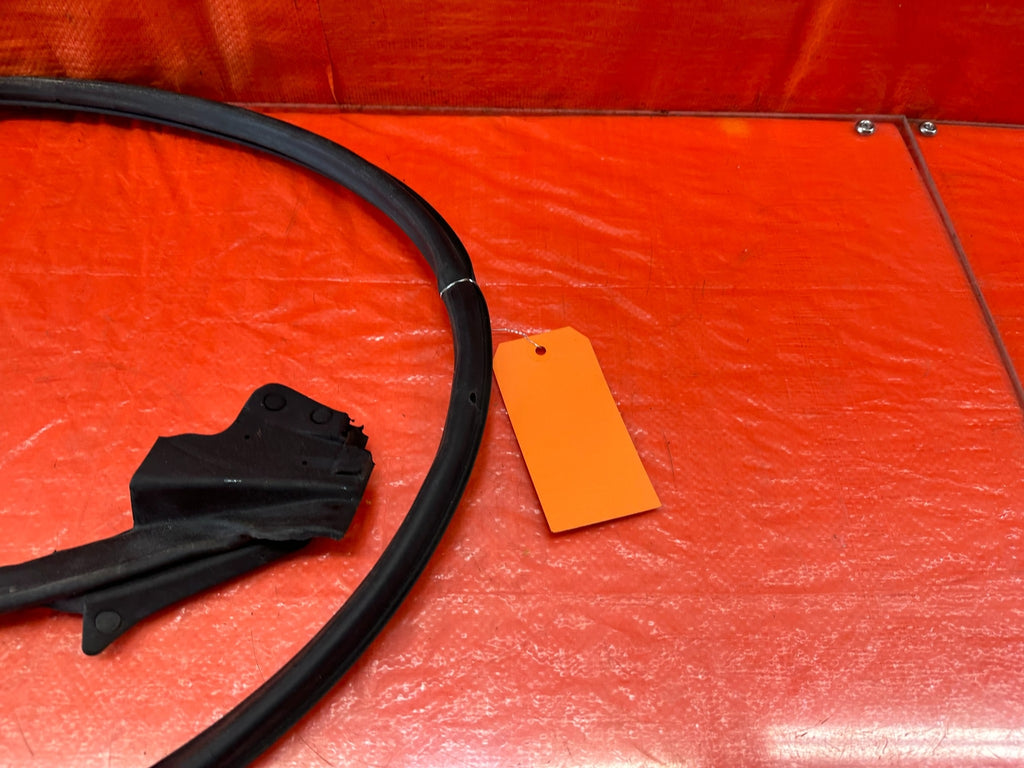 10 16 HYUNDAI GENESIS COUPE RIGHT LOWER DOOR WEATHER STRIP RUBBER SEAL 2198