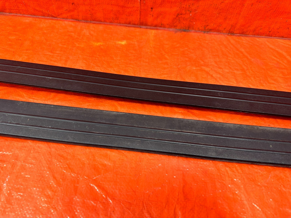 10 16 HYUNDAI GENESIS COUPE   LEFT AND RIGHT FLOOR PILLARS SCUFF PLATES OEM 29913