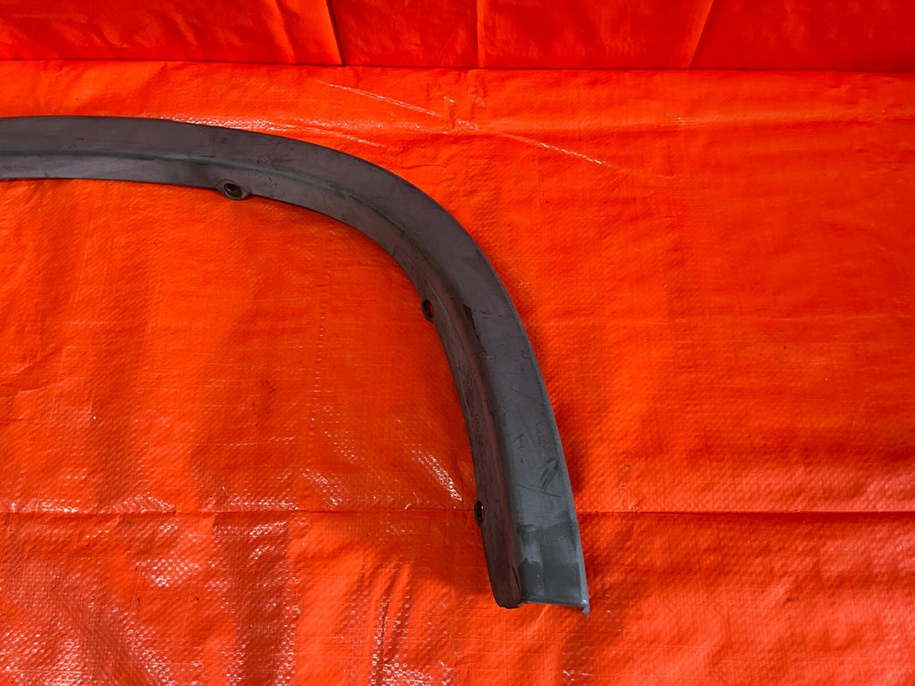 97 01 HONDA CR V CRV   PASSENGER RIGHT REAR   OVER FENDER TRIM PLASTIC   OEM OE4