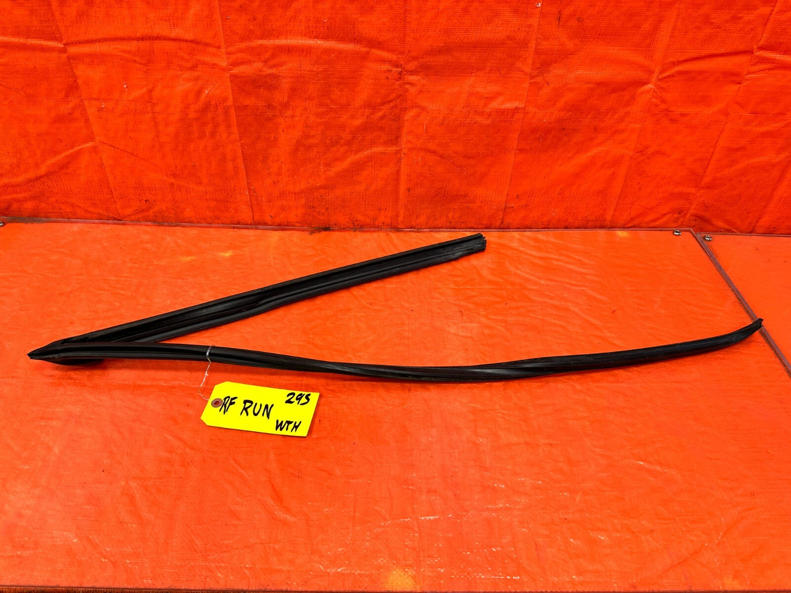 93 97 HONDA DEL SOL   PASSENGER RIGHT FRONT WINDOW GLASS RUN CHANNEL   OEM #2950