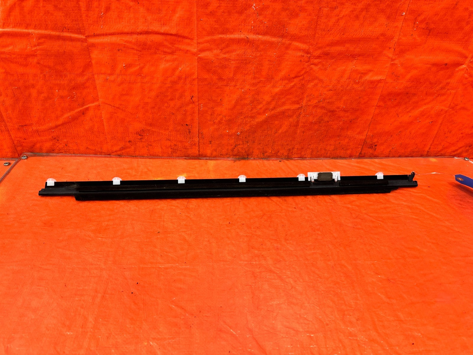00 09 HONDA S2000   DRIVER LEFT FRONT GLASS TRIM DRIP RETAINER   OEM #S2K6