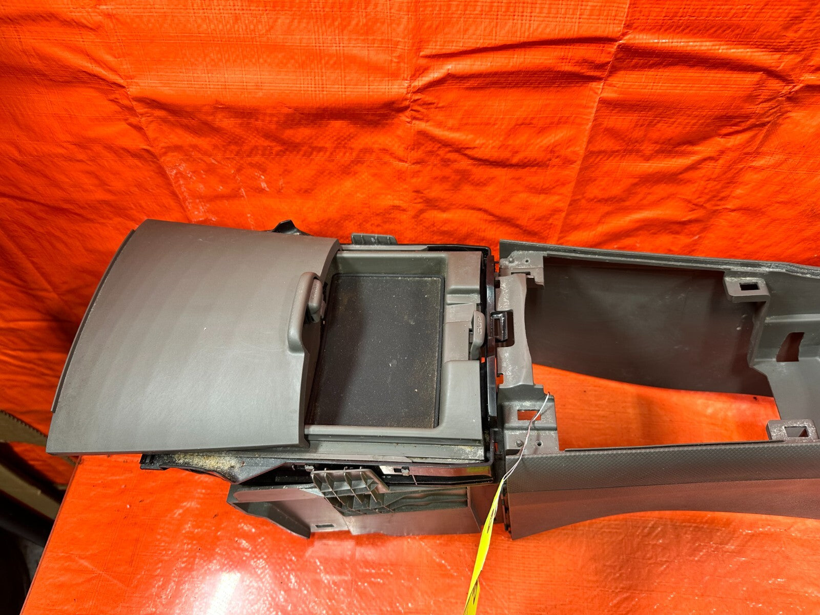 02 06 ACURA RSX   ARM REST CENTER CONSOLE ASSEMBLY   TAN IN COLOR   OEM #280 17