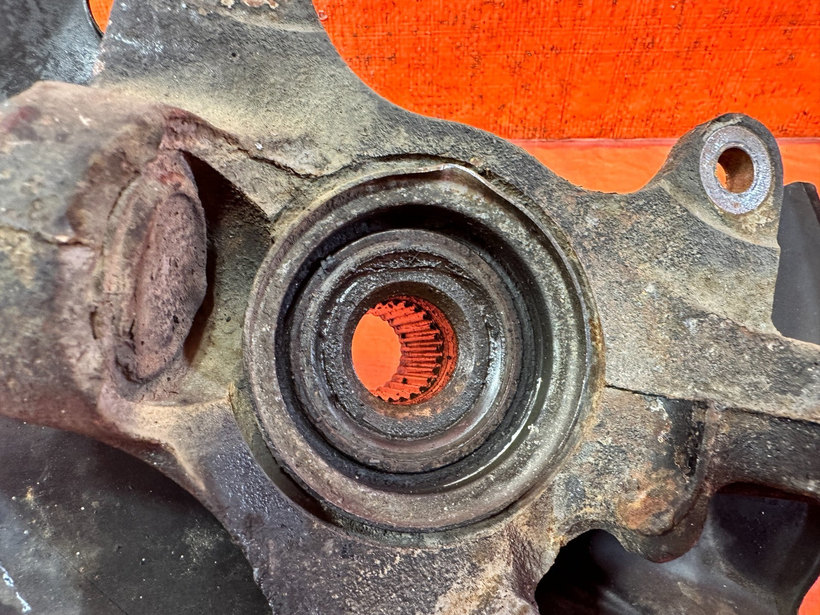 92 95 HONDA CIVIC   EX MODEL   PASSENGER RIGHT FRONT SPINDLE KNUCKLE HUB   32711