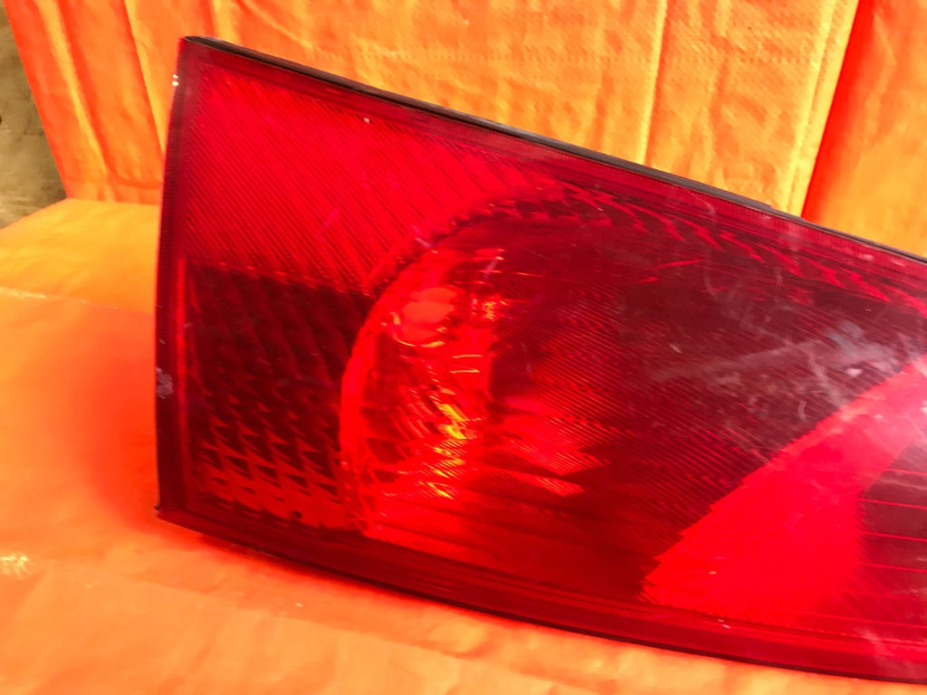 OEM 2003 03 FORD FOCUS HATCHBACK PASSENGER RIGHT TAIL LIGHT LAMP R RH4