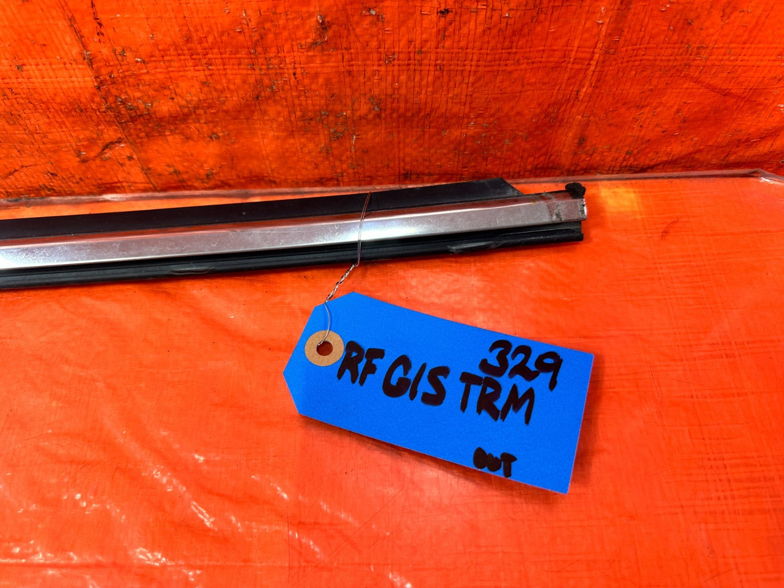 09 15 INFINITI G37 CONVERTIBLE   PASSENGER RIGHT EXTERIOR WINDOW GLASS TRIM 3291