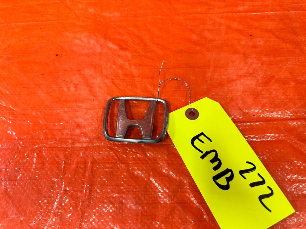 93 97 HONDA DEL SOL   HONDA EMBLEM   MATCH PART # 75701 SR4   OEM #2722