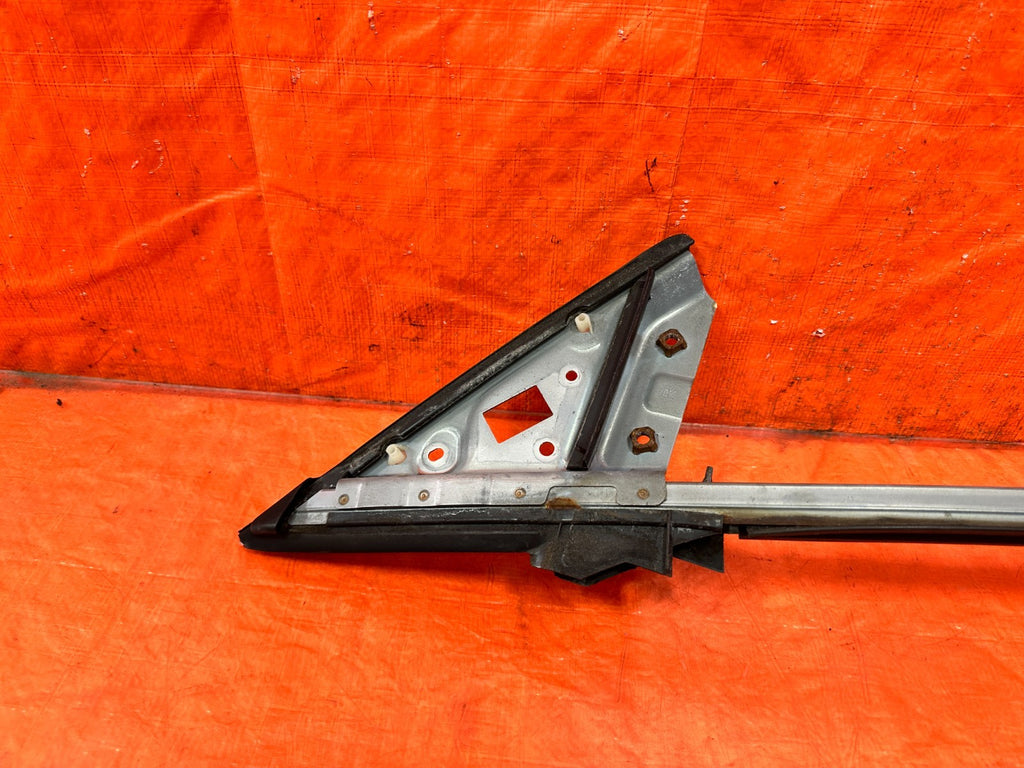 09 15 INFINITI G37 CONVERTIBLE   RIGHT   DOOR SASH GUIDE TRIANGLE OEM 3102